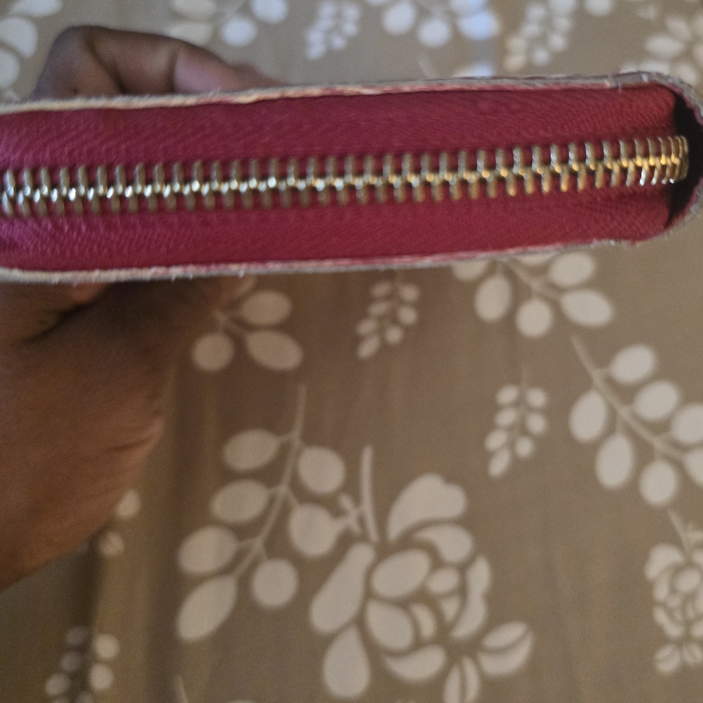 Red Vernis Louis Vuitton Wallet - Picture 4 of 11